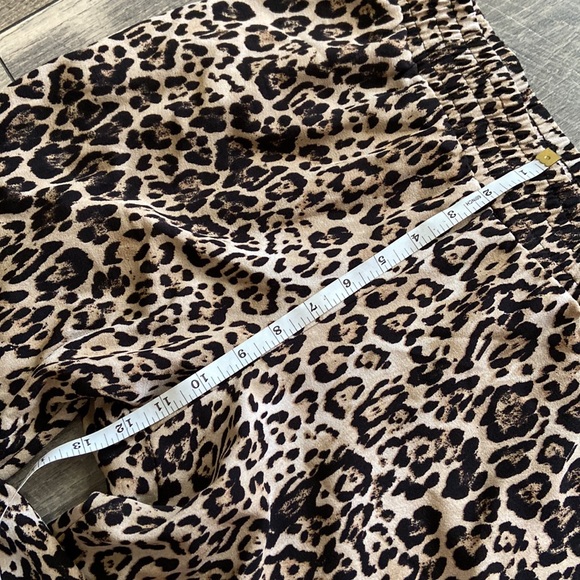 WAYF Serena Pocketed Leopard Jogger - Picture 11 of 12